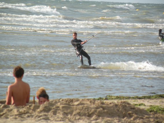  windsurfeur en combinaison